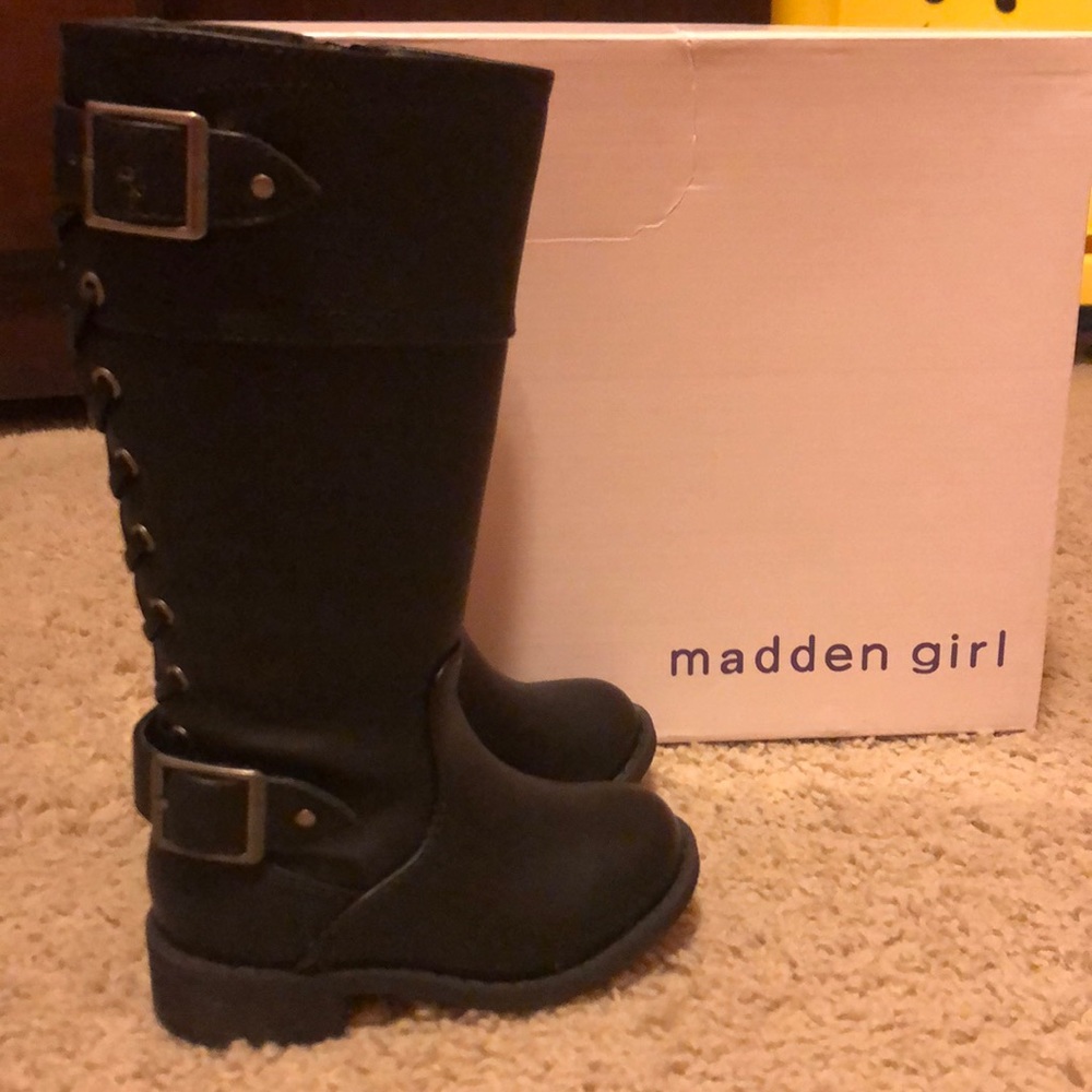 Madden Girl Black Boats